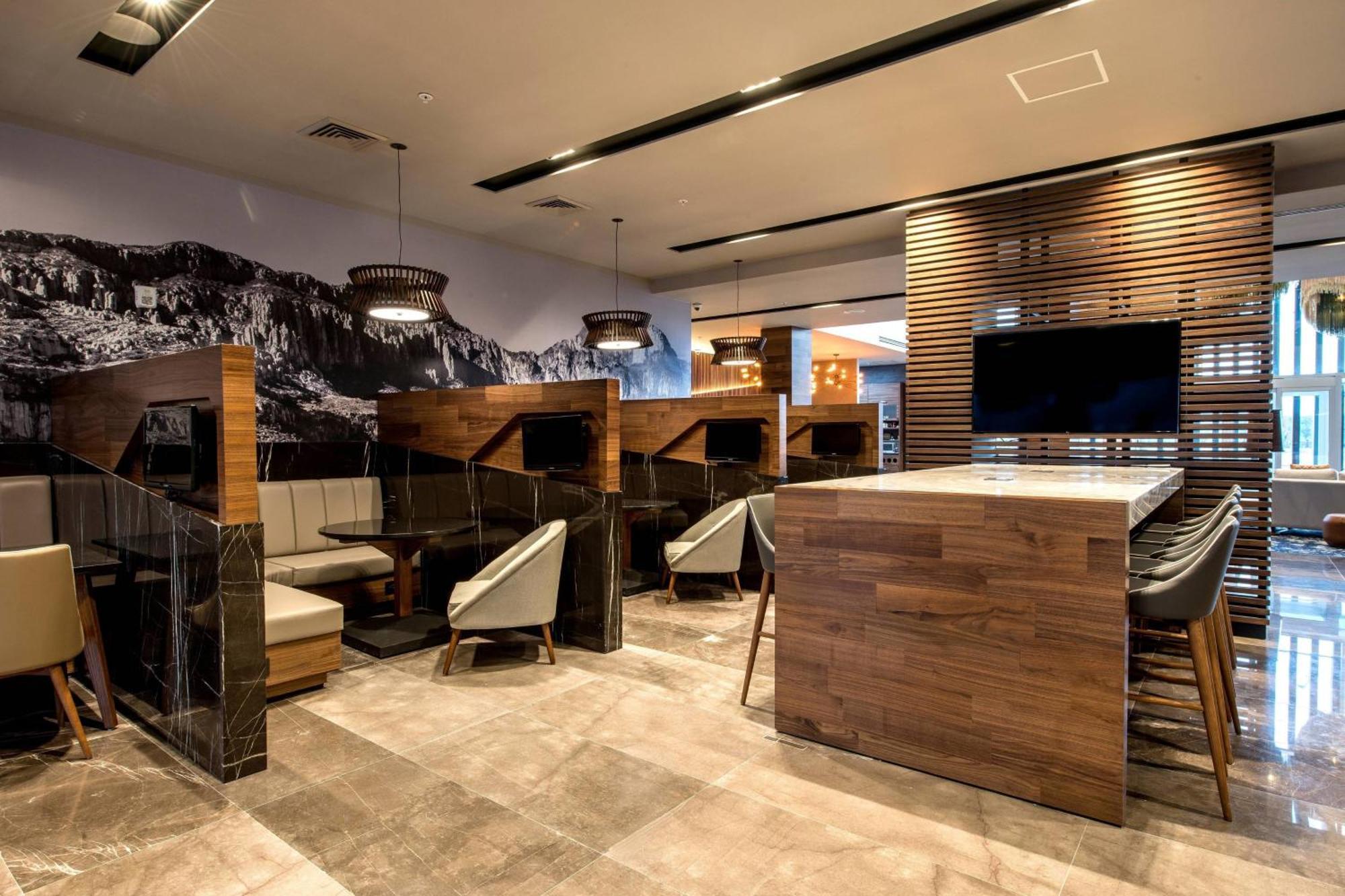 Courtyard By Marriott San Luis Potosi, Los Lagos Exterior photo