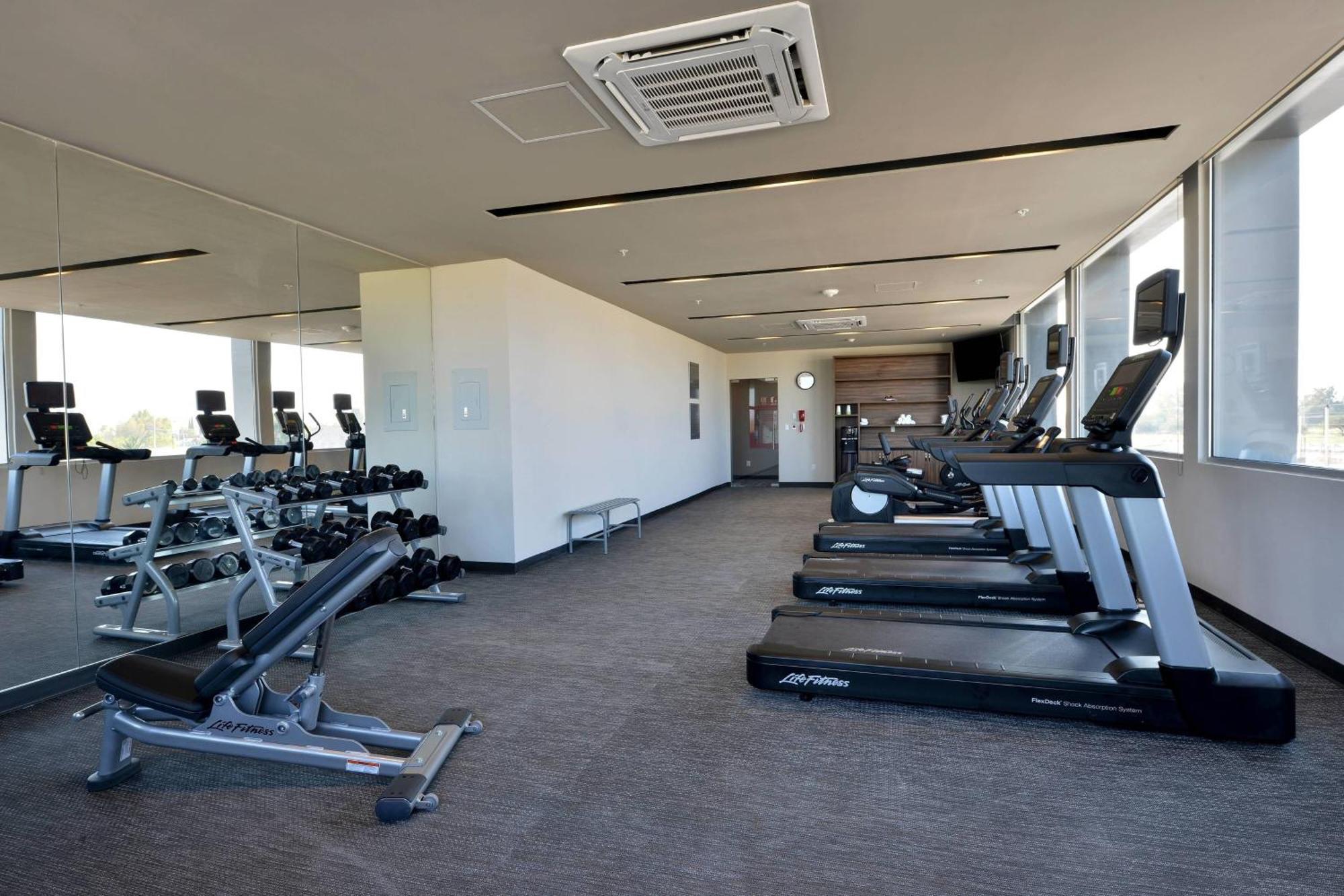 Courtyard By Marriott San Luis Potosi, Los Lagos Exterior photo