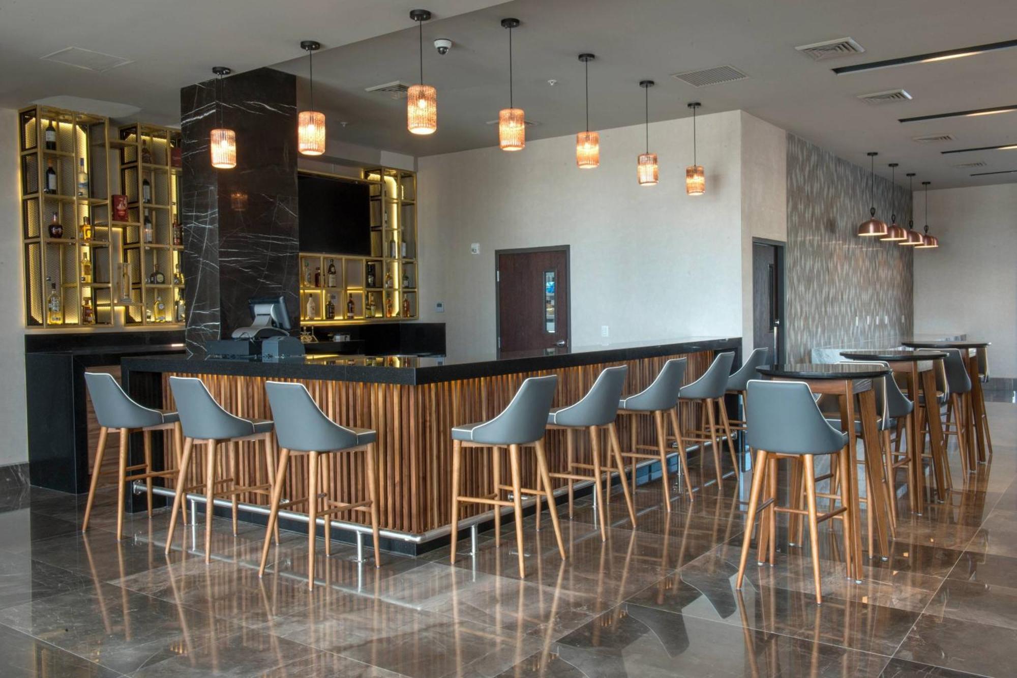 Courtyard By Marriott San Luis Potosi, Los Lagos Exterior photo
